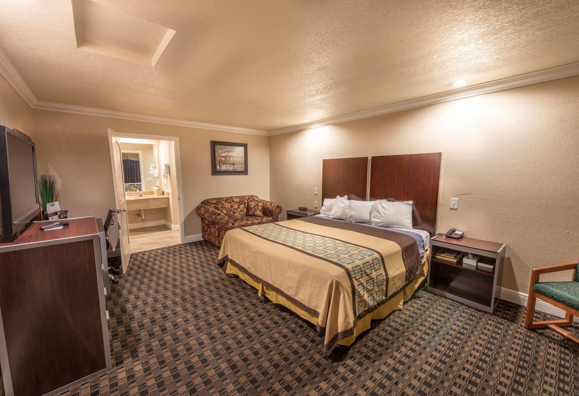 Edge Water Inn Reedley エクステリア 写真
