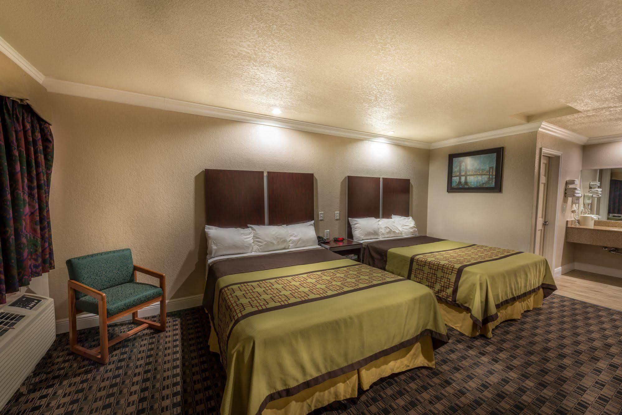 Edge Water Inn Reedley エクステリア 写真