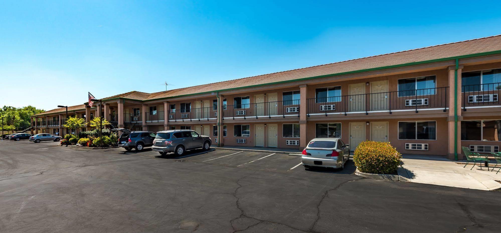Edge Water Inn Reedley エクステリア 写真